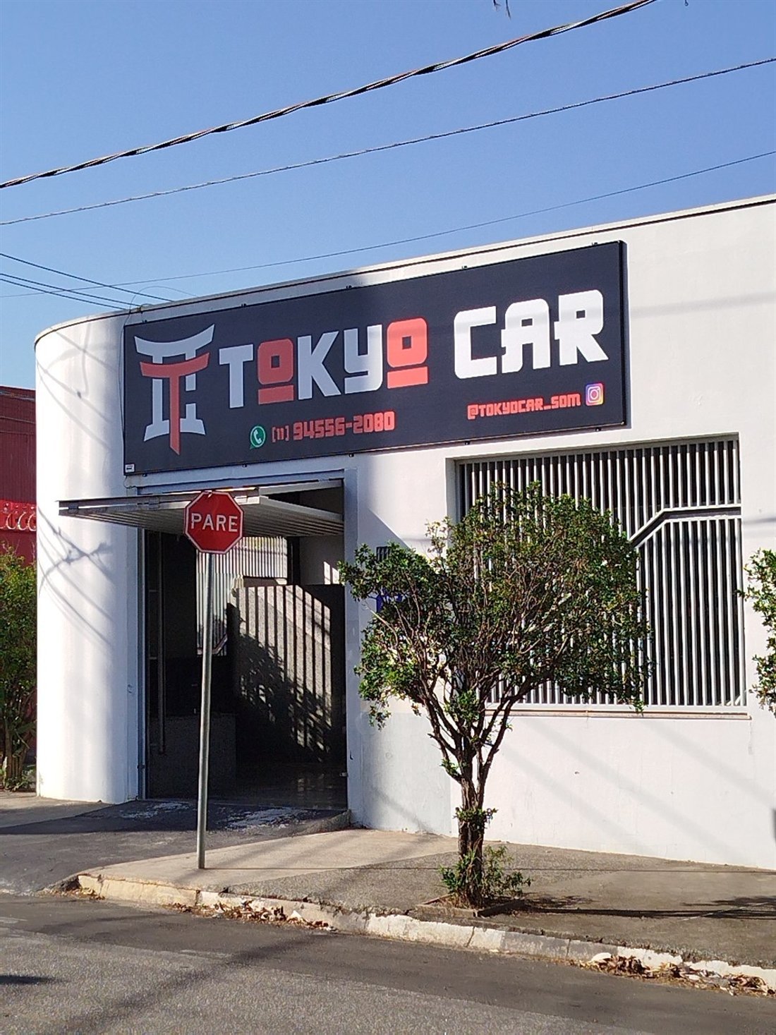 Fachada nova da Tokyo Car na Rua Marechal Rondon, com a placa preta e o torii vermelho